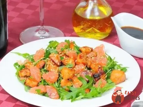 Салат з руколою, куркою та грейпфрутом.