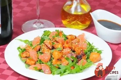 Салат з руколою, куркою та грейпфрутом.