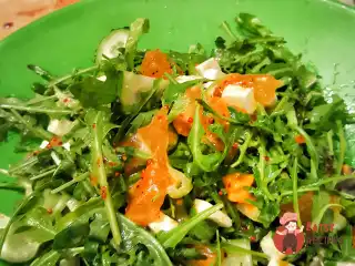 Салат з руколою, фетою та хурмою