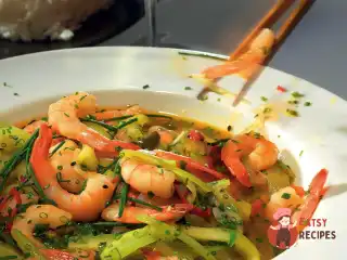 Креветки з огірками та селера в солодко-гострому соусі