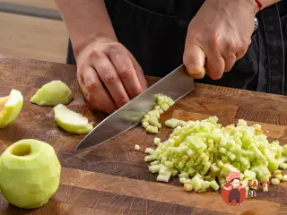 Крок 4: Млинці з яблуками та ромовими родзинками