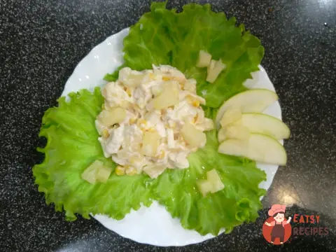 Курячий салат з ананасом, яблуками та кукурудзою