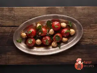 Салат з маринованих помідорів чері з кульками моцарелли
