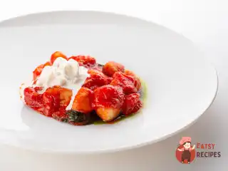 Ньоккі з помідорами та страчетелою
