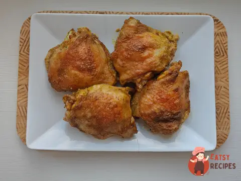Курячі стегна з куркумою в духовці