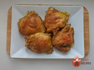 Курячі стегна з куркумою в духовці