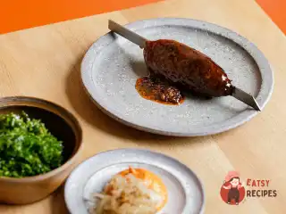 Кебаб з мухаммарою та салатом з кейлу