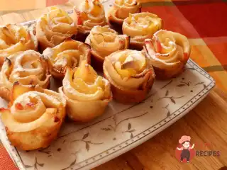 Шарики з яблуками у цукровій пудрі