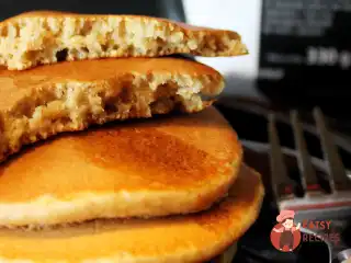 Оладки з вівсяного борошна з кленовим сиропом