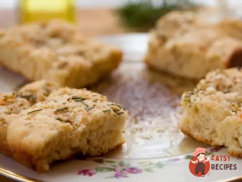 Фокачча з кам'яною сіллю та розмарином