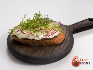 Дачний тост з редискою та зеленню