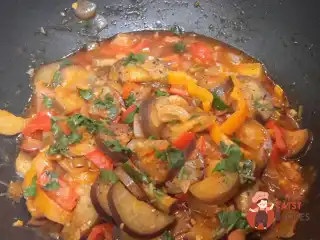 Овочі, тушковані в соусі із соків та соєвого соусу