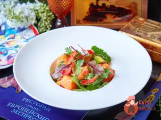 Тайське севиче з лососем, авокадо та папайя