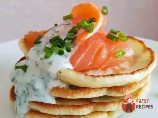 Оладки із зеленню, з лососем та соусом із хрону та кефіру