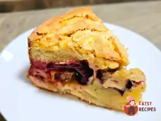 Бісквіт зі сливами та яблуками