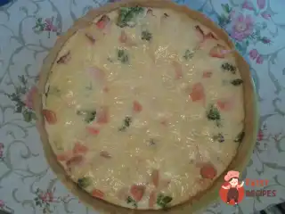 Лоранський пиріг з сьомгою та броколі