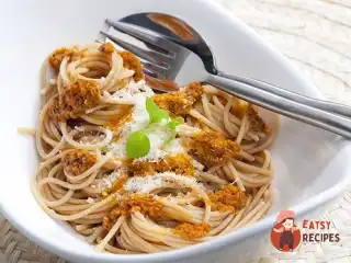 Спагетті з песто, анчоусами та в'яленими томатами