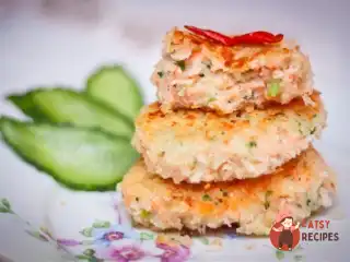 Англійські котлети з лососем, броколі та картопляним пюре.