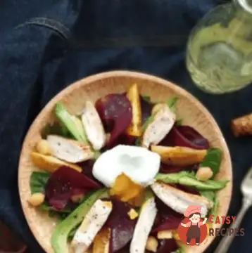 Салат з печеним буряком, курячою грудкою та яйцем пашот