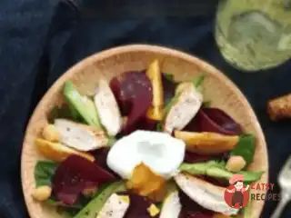 Салат з печеним буряком, курячою грудкою та яйцем пашот