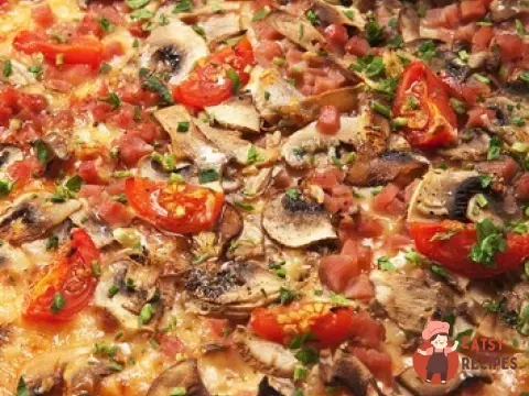 Піца з грибами, помідорами та пряними травами
