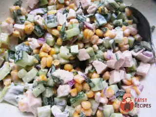 Салат з курки з огірком та кукурудзою