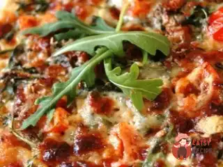 Піца з цибулею-пореєм та артошоками