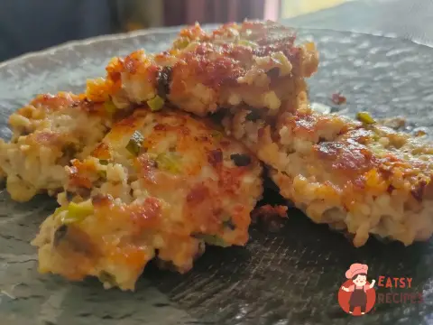 Курячі котлети з фетою, грибами та маринованими огірками