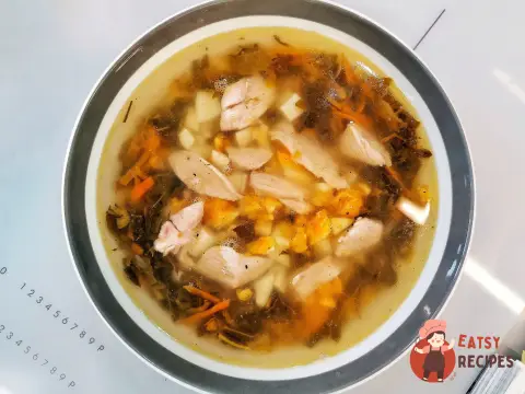 Щи з плеча індички з щавлем і кропивою