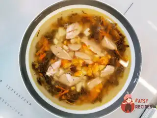 Щи з плеча індички з щавлем і кропивою
