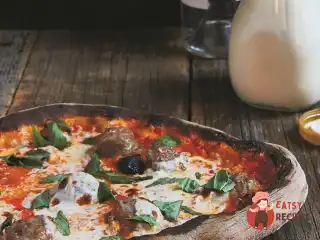 Піца з сосисками та горілчаним соусом