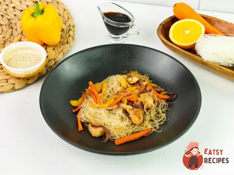 Тепла фунчоза з куркою та овочами