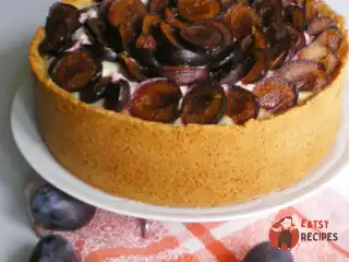 Сметанний пиріг зі сливами