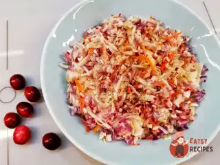 Салат із квашеної капусти з журавлиною