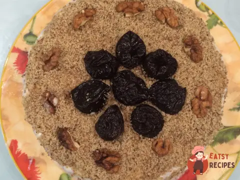 Медовик з чорносливом та волоськими горіхами