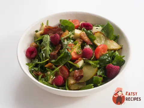 Салат з копченим беконом, грушею та блакитним сиром