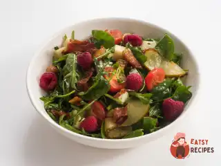 Салат з копченим беконом, грушею та блакитним сиром