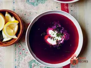 Літній борщ зі сметаною та зеленою цибулею