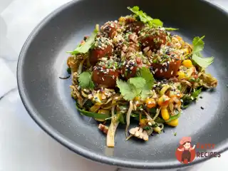 Капустяна локшина з фалафелем