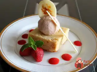 Блонді з полуничним морозивом та апельсиновим тюїлем