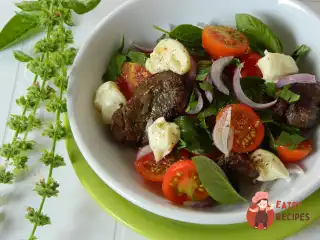 Теплий салат з курячою печінкою та вершковим сиром