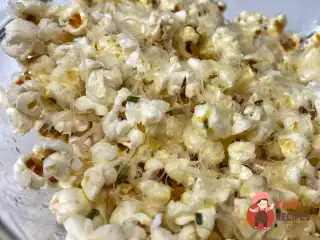 Попкорн з лимоном та розмарином