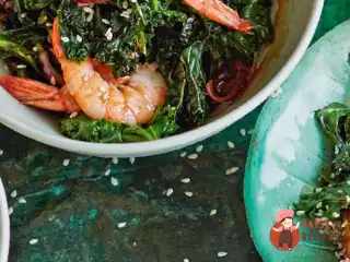 Пряний салат із кучерявої капусти з креветками