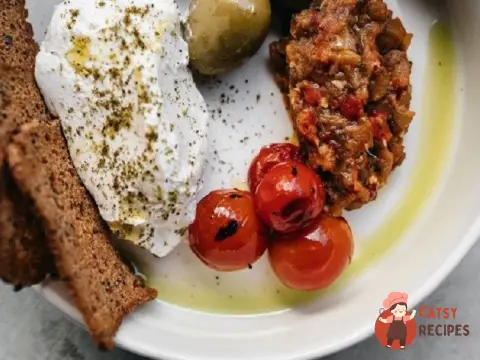 Лабне з печеними томатами, оливками та чіпсами із хліба