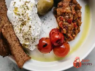 Лабне з печеними томатами, оливками та чіпсами із хліба