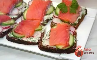 Сендвіч З Сьомгою Та Свіжими Овочами