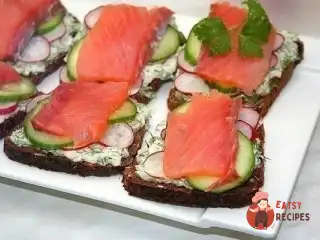Сендвіч з сьомгою та свіжими овочами