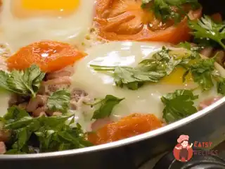 Яйця, запечені з помідорами.