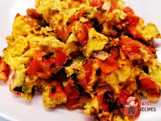 Гостра сирна яєчня з цибулею та помідорами