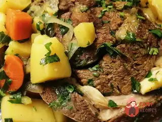 Томлена яловичина з овочами